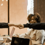 職場の人間関係が企業の経営や人事業務に与える影響とは？